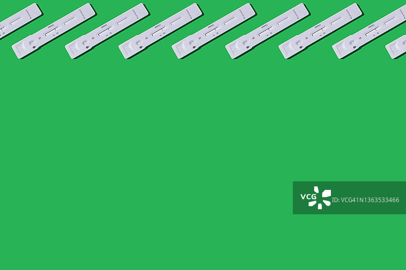 抗原检测模式，阴性结果，棉签在绿色背景上投下硬阴影。新冠病毒，奥密克戎，德尔塔，IHU和疫情概念图片素材