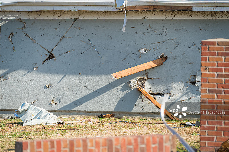 龙卷风摧毁房屋后的木头碎片图片素材