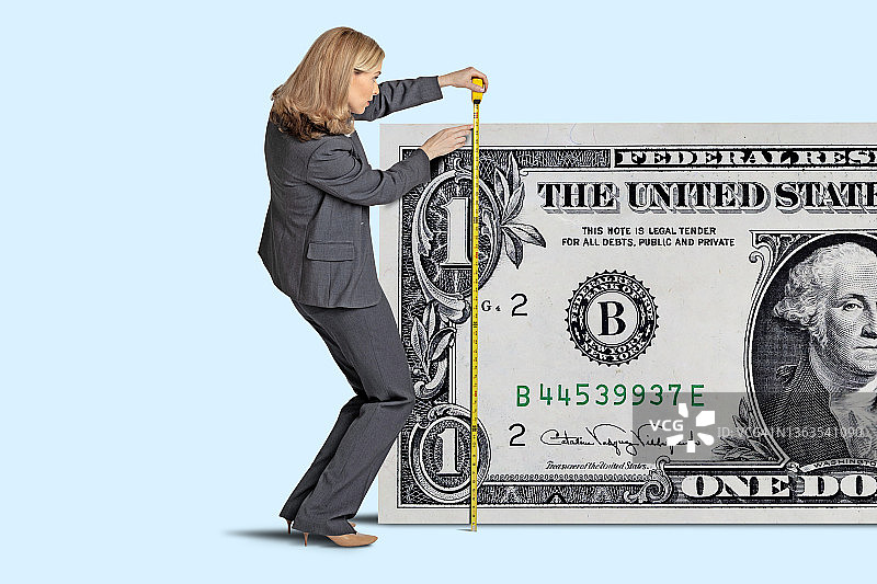 测量通货膨胀的女人图片素材