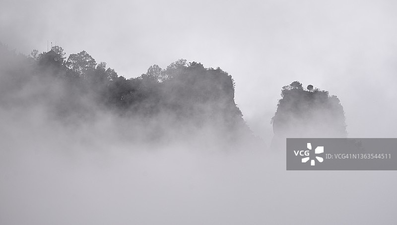 中国西部云雾缭绕的山峰图片素材