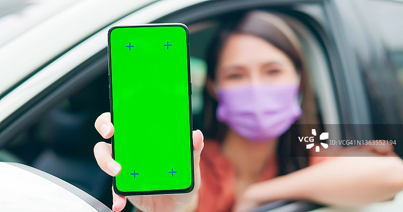 女人在车里打电话图片素材