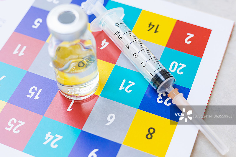 日历上的注射器和疫苗图片素材