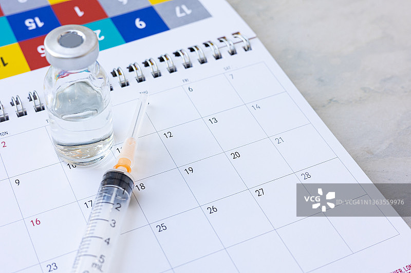 日历上的注射器和疫苗图片素材