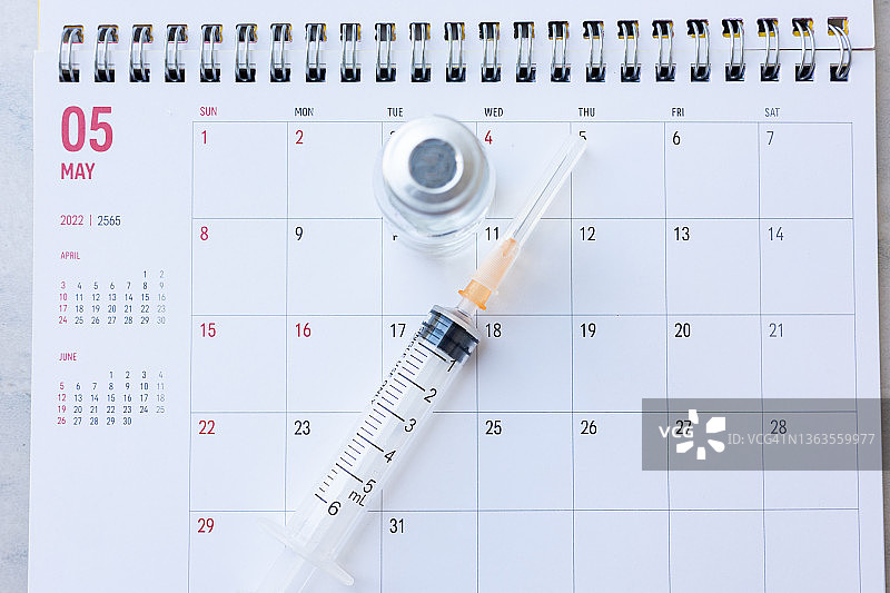 日历上的注射器和疫苗图片素材
