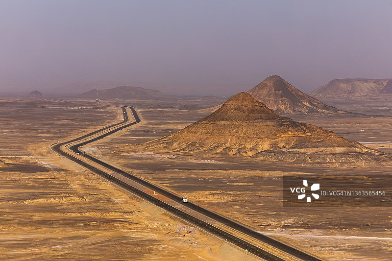 埃及撒哈拉沙漠日落时的沙漠公路图片素材