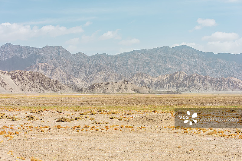 干旱沙漠中的山脉图片素材