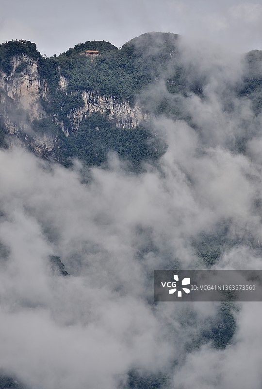 中国西部云雾中的山崖与寺庙建筑图片素材