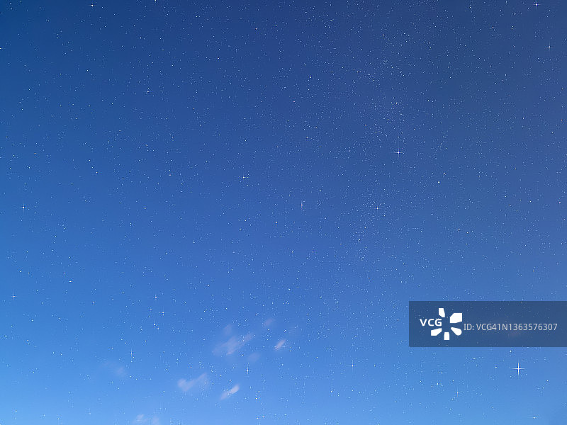 蓝色时刻的闪烁星空图片素材