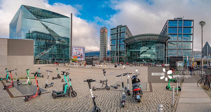 柏林市中心火车站前电动滑板车人群全景图片素材
