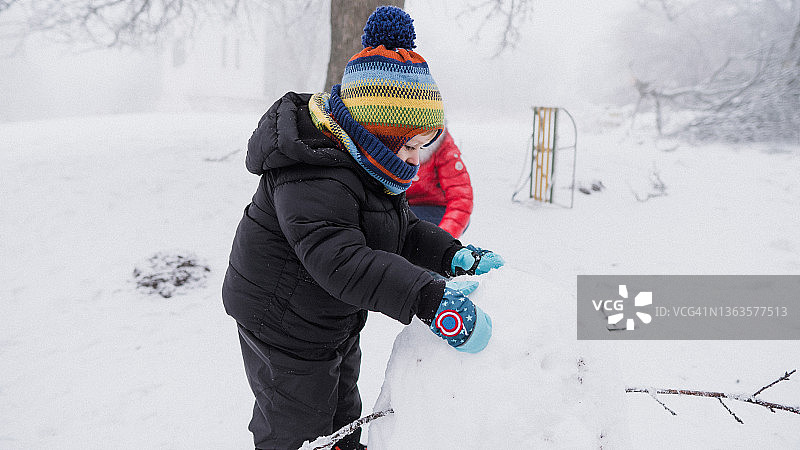 儿童在冬天玩雪图片素材