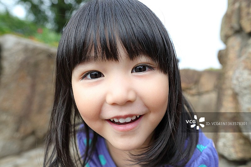 可爱小女孩的特写肖像图片素材