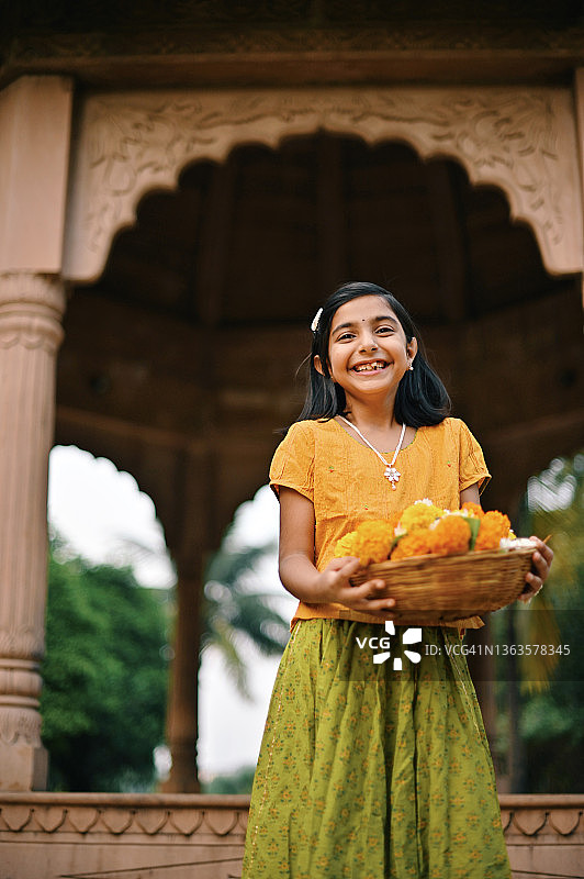 女孩手捧鲜花篮图片素材