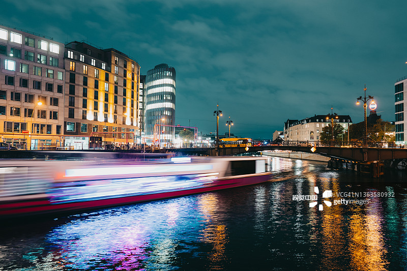 2021年10月德国柏林夜景：施普雷河桥下繁忙的街道图片素材