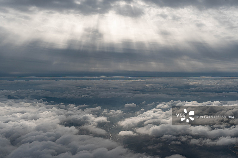 飞机航拍日本广岛上空的阳光图片素材
