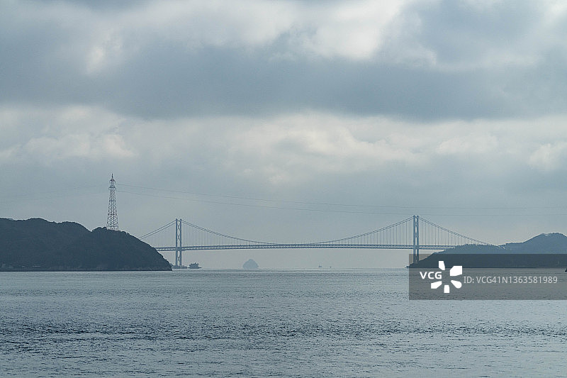 日本广岛的海上悬索桥图片素材