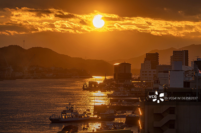 日本广岛海滩日落阳光图片素材
