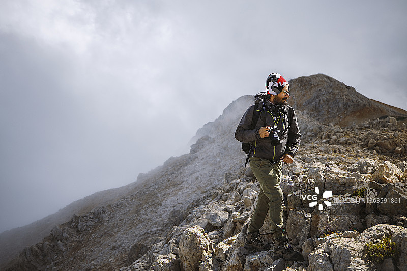 在土耳其安塔利亚的塔赫塔利山上徒步的户外摄影师图片素材