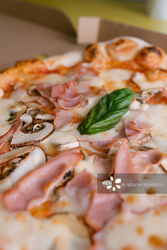 美味的手工火腿蘑菇罗勒披萨特写图片素材