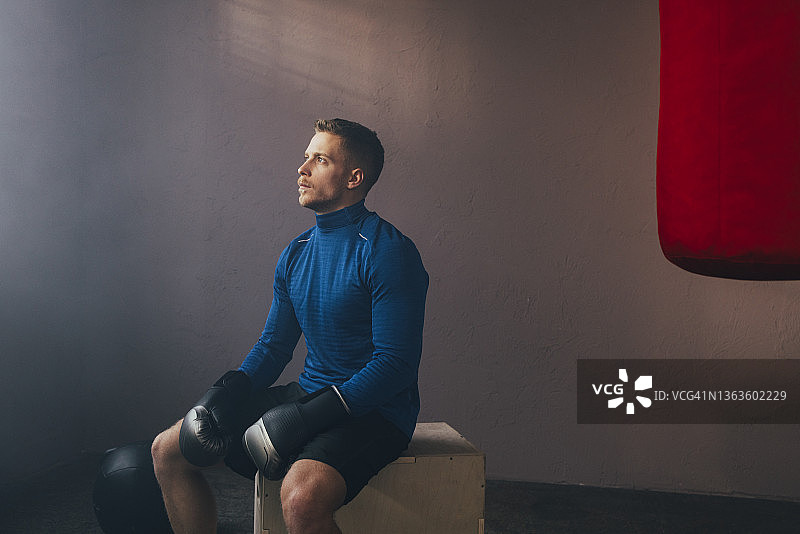 在健身房休息的英俊拳击手图片素材
