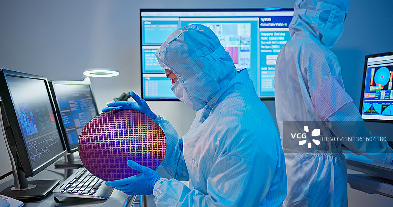 手持晶圆的技术员图片素材