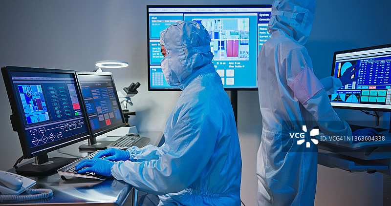 身穿无菌防护服的技术员图片素材