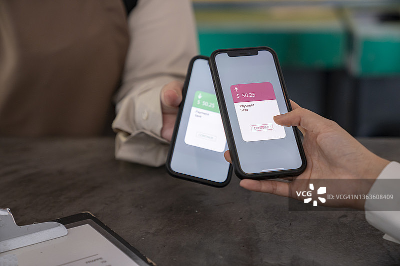 通过手机银行App转账的智能手机图片素材