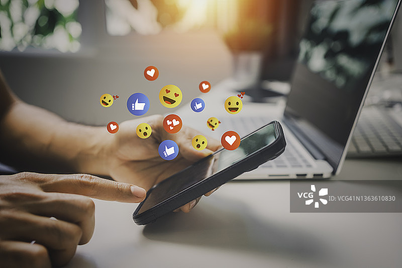 男人在家度假玩智能手机社交媒体图片素材