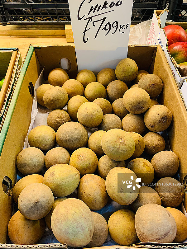 蔬菜店出售的牛奶果图片素材