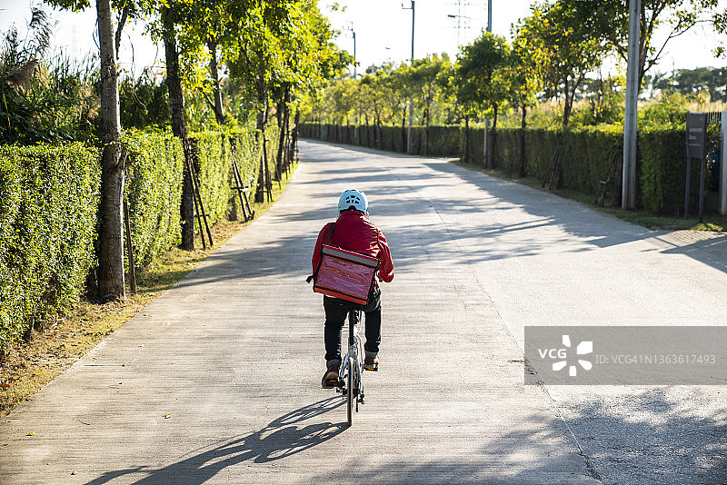 男人在城市里骑自行车图片素材