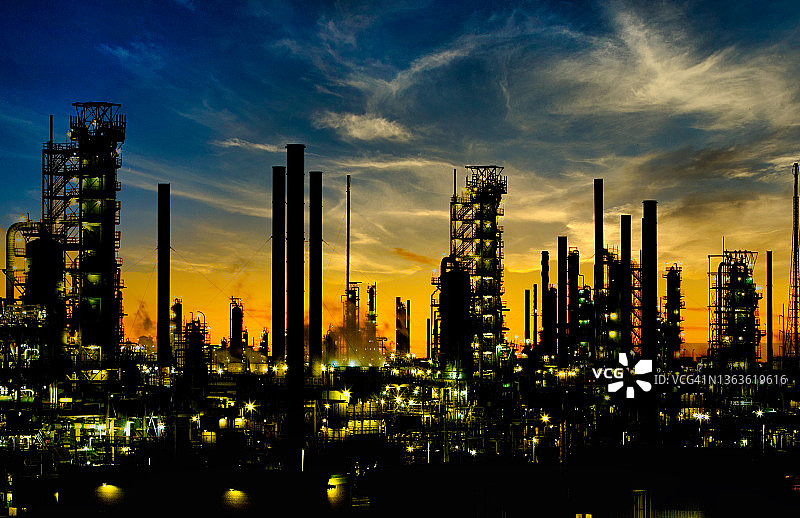 日落时的路易斯安那州炼油厂图片素材