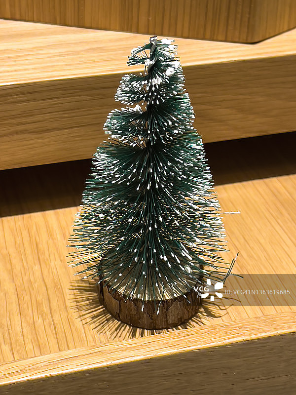桌面上的小型圣诞树图片素材