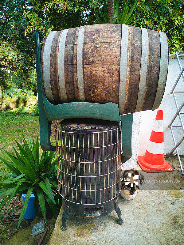 炉灶上的黑葡萄酒桶图片素材