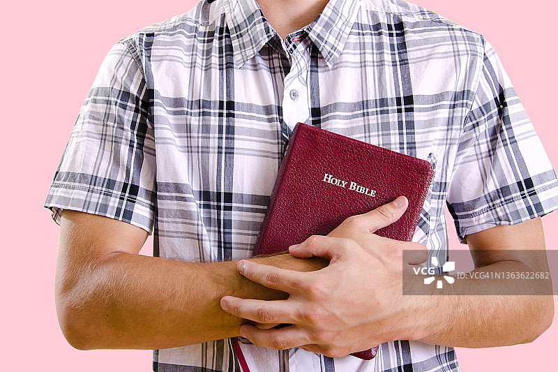 拿着圣经的基督教少年图片素材