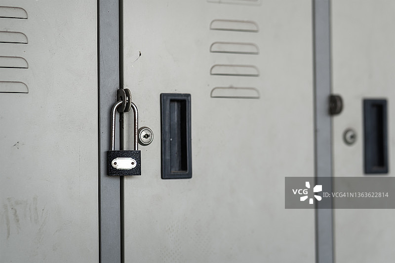 一排金属储物柜图片素材