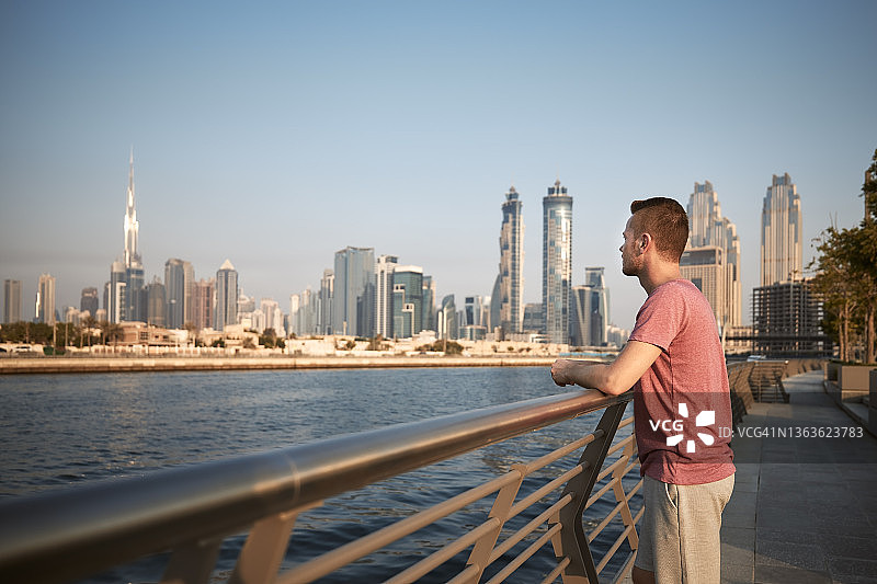男人在日出时分欣赏城市天际线图片素材