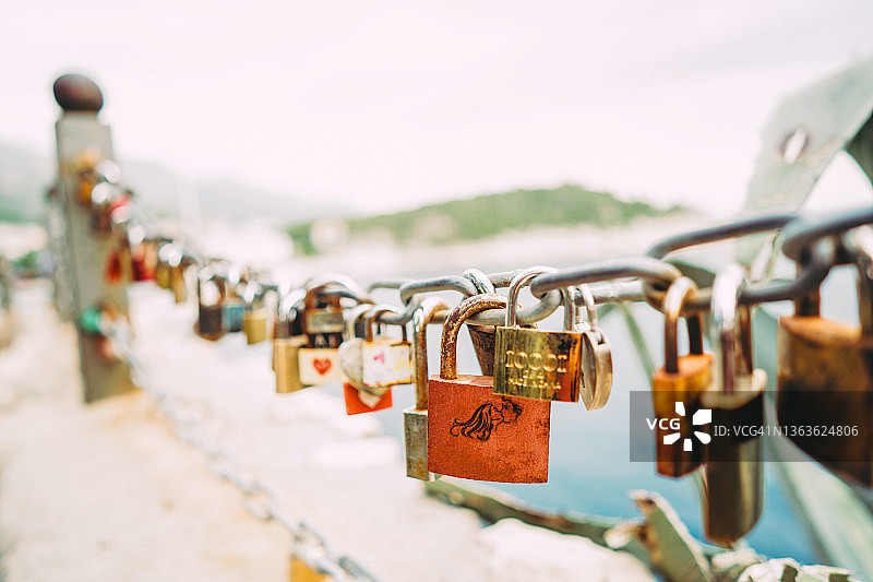 带有签名和日期的彩色挂锁，婚礼或订婚期间悬挂锁作为纪念品的传统图片素材