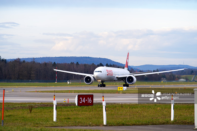 多云天空下的瑞士机场图片素材