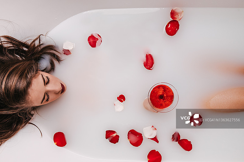 年轻女人在洗澡图片素材