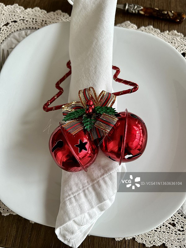带有圣诞餐巾环的卷好的餐巾图片素材
