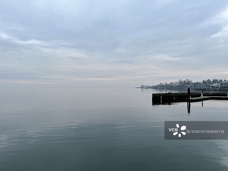 平静的水面上的早晨图片素材