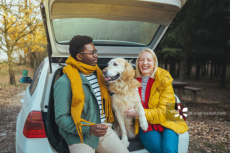 夫妇带狗公路旅行的照片图片素材