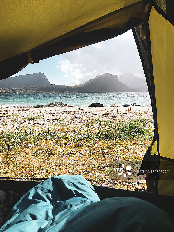 海滩和山脉的帐篷景色图片素材