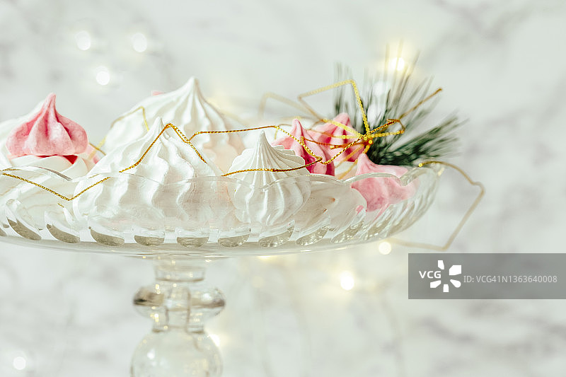 盘子里的蛋白酥皮图片素材