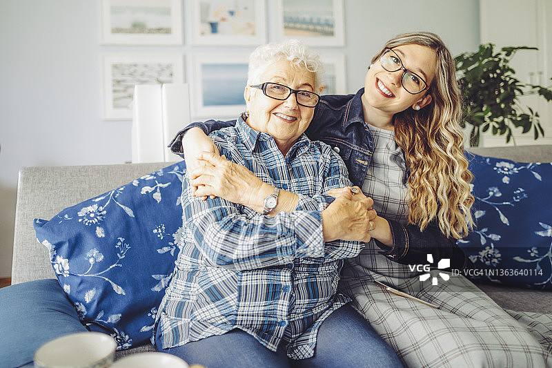 祖母和孙女共度美好时光图片素材