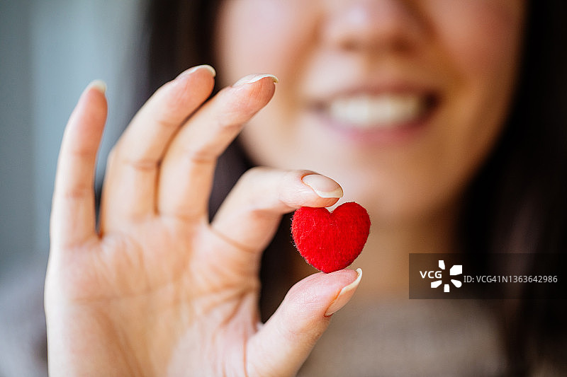 手持小红心的女人图片素材