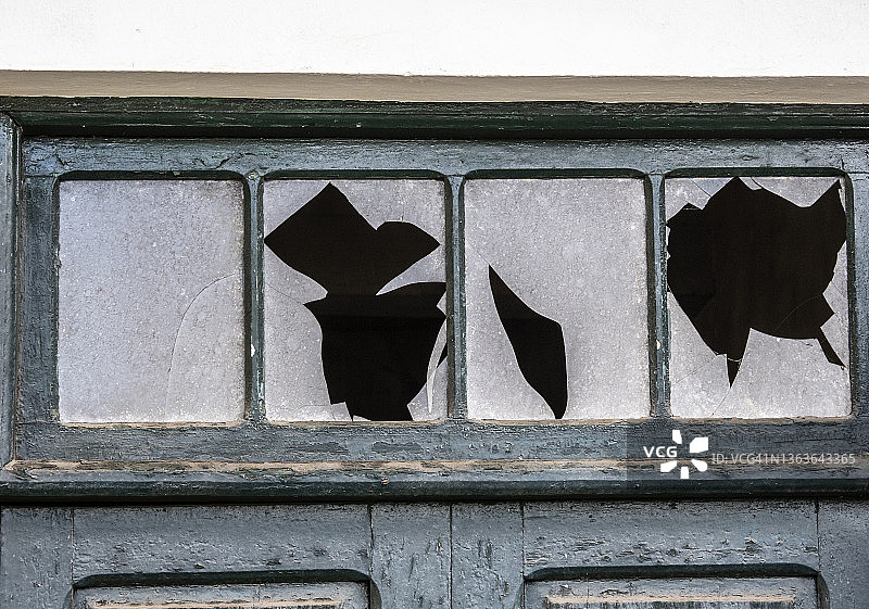 废弃房屋的木门特写，玻璃破碎图片素材
