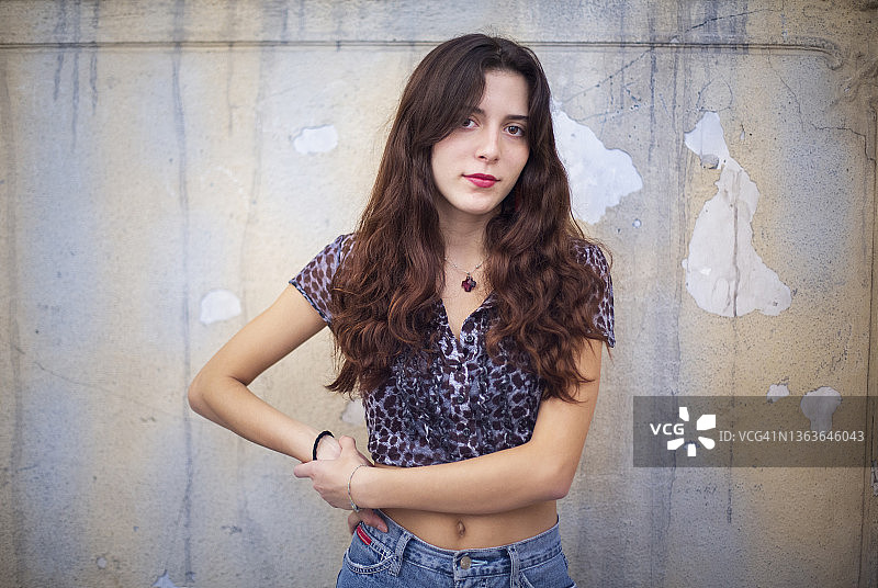 长发少女看向镜头，半身肖像图片素材