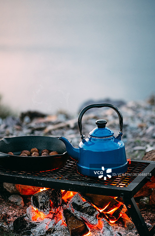 茶壶和篝火上的铸铁图片素材
