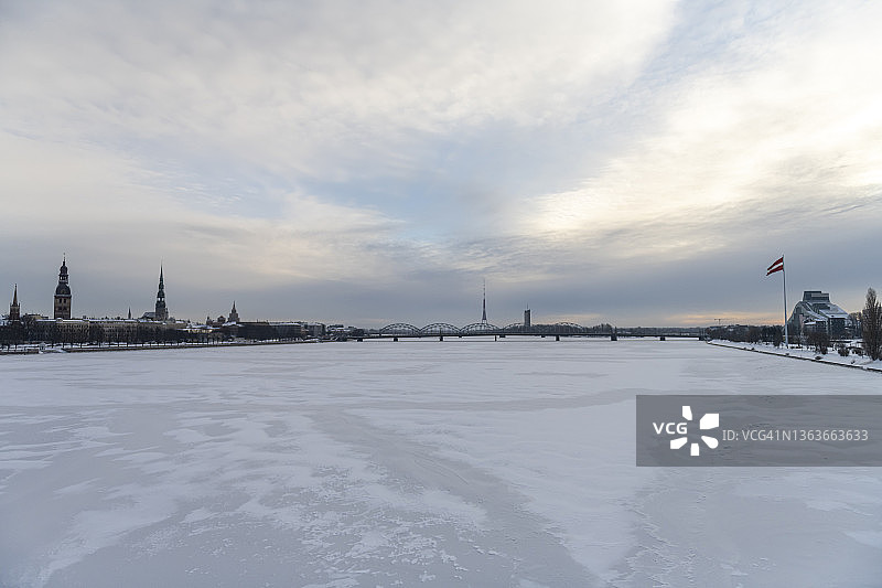 道加瓦河的冰封河面图片素材