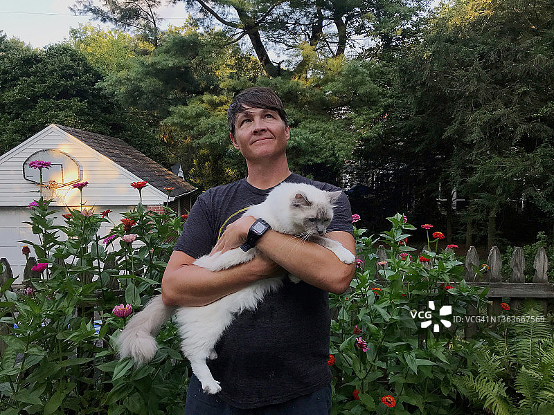 男人抱着白色布偶猫图片素材